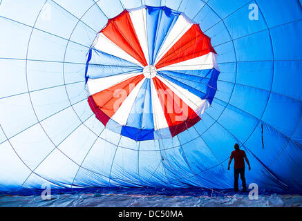 Bristol, UK. 9. August 2013. Eine Heißluft-Ballon-Pilot prüft das Innere eines Ballons bei Bristol International Balloon Fiesta. Die jährliche Veranstaltung lockt Tausende von Zuschauern, Ballonfahrer aus aller Welt nehmen in den Himmel über der Stadt zu sehen. 9. August 2013 Kredit: Adam Gasson/Alamy Live-Nachrichten Stockfoto