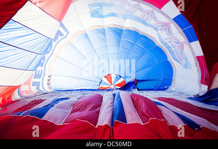 Bristol, UK. 9. August 2013. Eine Heißluft-Ballon-Pilot prüft das Innere eines Ballons bei Bristol International Balloon Fiesta. Die jährliche Veranstaltung lockt Tausende von Zuschauern, Ballonfahrer aus aller Welt nehmen in den Himmel über der Stadt zu sehen. 9. August 2013 Kredit: Adam Gasson/Alamy Live-Nachrichten Stockfoto