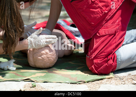 CPR-Praktiker Airways an Dummy Prüfung Stockfoto