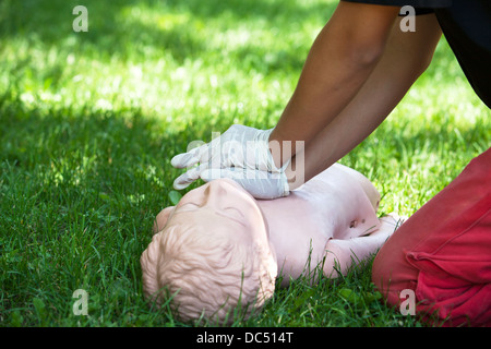 Sanitäter zeigt CPR an dummy Stockfoto