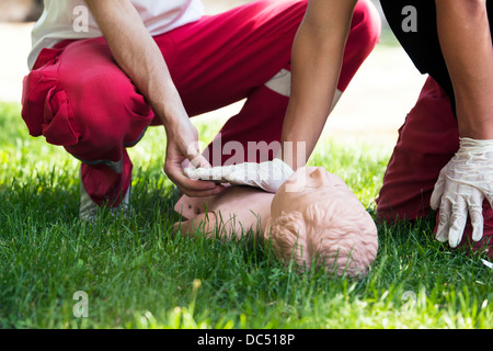 Sanitäter zeigt CPR an dummy Stockfoto