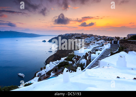 Die Sonneneinstellungen über das schöne Dorf Oia auf der Insel Santorin in Griechenland. Stockfoto