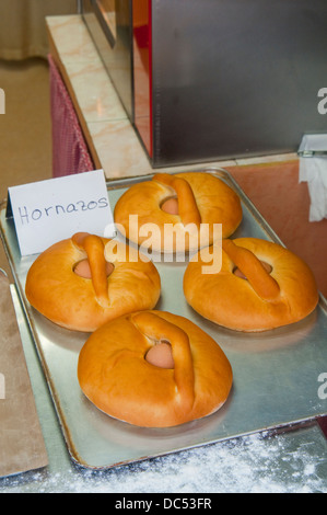 Typische Hornazos in der Bäckers. Chinchon, Provinz Madrid, Spanien. Stockfoto