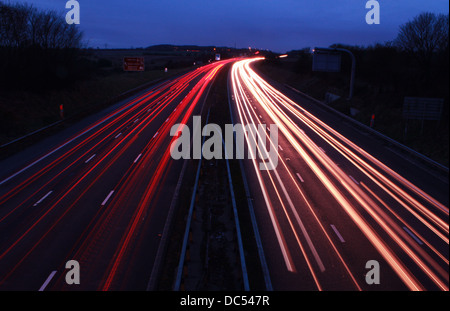 Autobahn in der Nacht mit dem Auto Lichtspuren Stockfoto