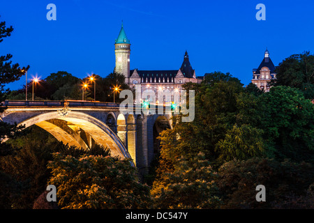 Dämmerung über Adolphe-Brücke und der State Savings Bank in Luxemburg-Stadt. Stockfoto