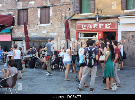 Studenten-Nachtleben party vor Caffè Rosso am Campo Santa Margherita, Venedig, Italien Stockfoto