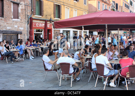 Studenten-Nachtleben party am Campo Santa Margherita, Venedig Stockfoto