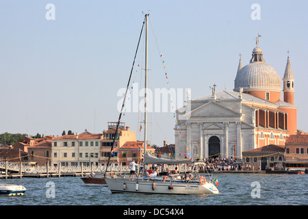 Menschen auf den Booten, warten auf das Feuerwerk der Festa del Redentore 2013, Venedig. Stockfoto