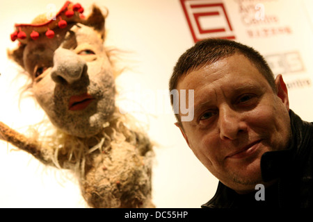 Shaun Ryder mit einer Skulptur von sich von Michele Rashman am Urbis, Manchester. Foto: Chris Bull Stockfoto