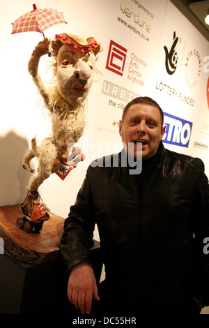 Shaun Ryder mit einer Skulptur von sich von Michele Rashman am Urbis, Manchester. Foto: Chris Bull Stockfoto