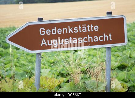 Osnabrück, Deutschland. 7. August 2013. Ein Schild weist zur Gedenkstätte Augustaschacht in der Nähe von Osnabrück, 7. August 2013. Junge Menschen aus verschiedenen Ländern sind im Rahmen des Programms "Internationale Workcamp" an Gedenkstätten mit den Aushubarbeiten im ehemaligen Nazi-Bildung Arbeitslager (Erziehungszweck) helfen. Foto: FRISO GENTSCH/Dpa/Alamy Live News Stockfoto