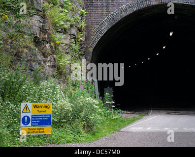 Warnschild am Grabstein Tunnel auf dem Monsal Trail Stockfoto