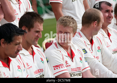 Lancashire County Cricket Club Photocall 6. April 2009. Glen Chapple (c) plaudert mit der Mannschaft. Stockfoto