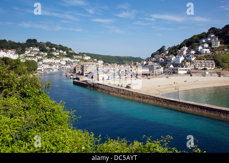 Looe, Cornwall, England, Englisch Küste Stadt mit blauem Meer und Himmel an einem sonnigen Sommertag Stockfoto