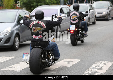 Ransbach-Baumbach, Deutschland. 8. August 2013. Mitglieder des Motorradclubs Hells Angels treffen in Ransbach-Baumbach, Deutschland, 8. August 2013. Mitglieder des Vereins Beerdigung eine. Foto: Thomas Frey/Dpa/Alamy Live News Stockfoto