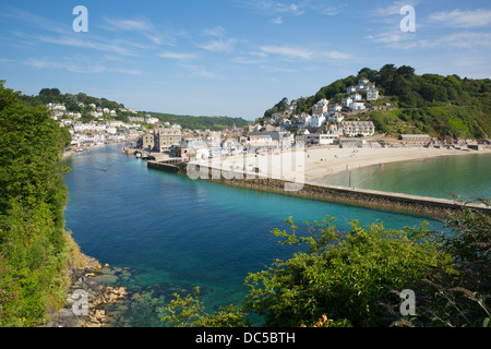 Looe, Cornwall, England, Englisch Küste Stadt mit blauem Meer und Himmel an einem sonnigen Sommertag Stockfoto