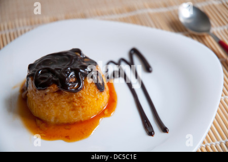 Dessert: Creme Caramel mit Schokoladen-Sirup. Schließen Sie die Ansicht. Stockfoto