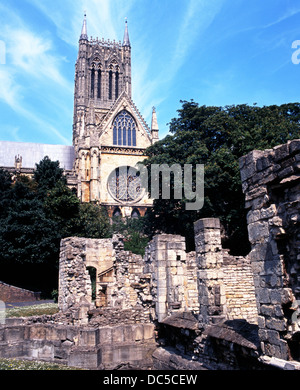 Turm der Kathedrale mit den Ruinen der ursprünglichen Bischofspalast im Vordergrund, Lincoln, Lincolnshire, England, Vereinigtes Königreich, West-Europa. Stockfoto