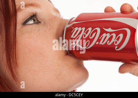 Ein Mädchen mit einer Cola-Cola-Dose. Stockfoto