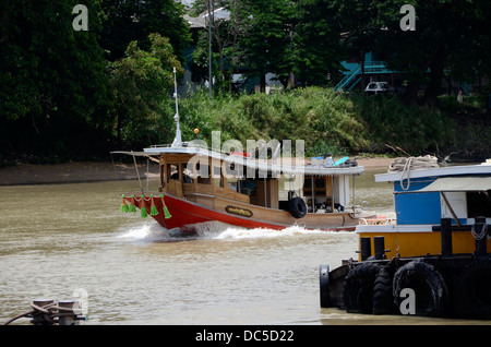 Schlepper auf Pa Sak Fluss, Ayutthaya, Thailand Lastkahn vorbei Stockfoto