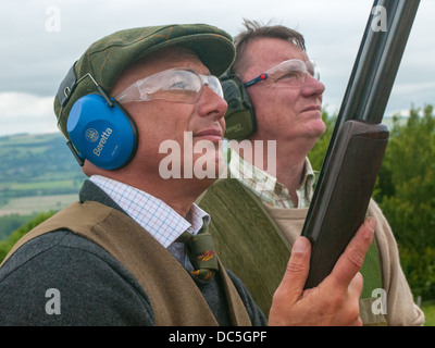 Porträt zweier Männer schießen auf einem simulierten Spiel und Moorhuhn schießen Clay Shooting Stockfoto