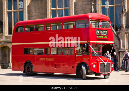 London Bus für eine Hochzeit - Red London Bus A routemaster vor Newstead Abbey Historic House Ravenshead Newstead Nottinghamshire England GB Europa Stockfoto