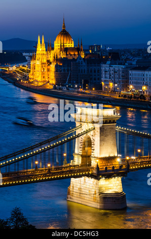 Széchenyi Kettenbrücke ist eine Hängebrücke am Fluss Donau, Budapest, mit Orszaghaz Ungarn Parlamentsgebäude. Stockfoto