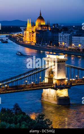 Széchenyi Kettenbrücke ist eine Hängebrücke am Fluss Donau, Budapest, mit Orszaghaz Ungarn Parlamentsgebäude. Stockfoto