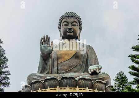 Tian Tan Buddha, auch bekannt als Big Buddha, ist eine große Bronzestatue eines Buddha, Ngong Ping, Lantau Island in Hongkong. Stockfoto