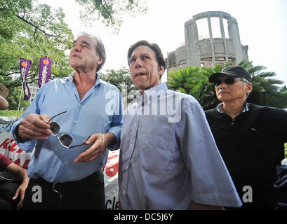 Oliver Stone und Peter Kuznick, 5. August 2013: Hiroshima, Japan: Regisseur Oliver Stone(L) und Peter Kuznick, Associate Professor für Geschichte am Boston ansässige American University zu Fuß rund um den Atomic Bomb Dome und Hiroshima Peace Memorial Park in Hiroshima, Japan, am 5. August 2013. Stockfoto