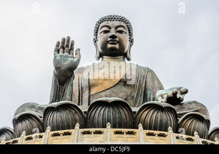 Tian Tan Buddha, auch bekannt als Big Buddha, ist eine große Bronzestatue eines Buddha, Ngong Ping, Lantau Island in Hongkong. Stockfoto
