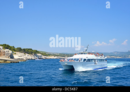 Bootfahren in der Nähe von The Calanques von Marseille Bouche-du-Rhone Frankreich Stockfoto