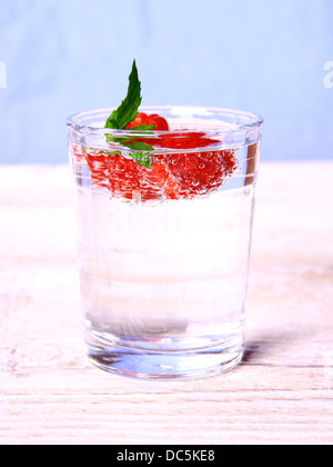 Wasser im Glas mit Himbeeren und Minze, soft-Fokus Stockfoto