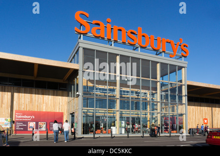 Ein großes Schild über dem Eingang zu dem Sainsbury Supermarkt Hardwick Road King's Lynn. Stockfoto