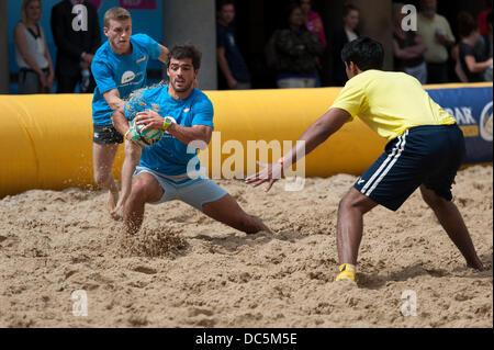 London, UK, 9. August 2013. Covent Garten beherbergt das erste Doom Bar London Beach Rugby-Turnier, die Lage von 120 Tonnen Sand für 26-Team-Wettbewerb gewandelt haben. Die Veranstaltung wird voraussichtlich in den nächsten zwei Tagen Tausende von Zuschauern anziehen. Bildnachweis: Lee Thomas/Alamy Live-Nachrichten Stockfoto