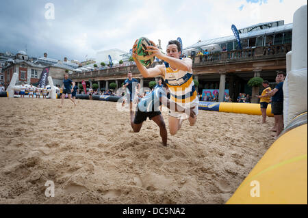 London, UK, 9. August 2013. Covent Garten beherbergt das erste Doom Bar London Beach Rugby-Turnier, die Lage von 120 Tonnen Sand für 26-Team-Wettbewerb gewandelt haben. Die Veranstaltung wird voraussichtlich in den nächsten zwei Tagen Tausende von Zuschauern anziehen. Bildnachweis: Lee Thomas/Alamy Live-Nachrichten Stockfoto