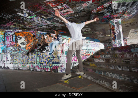 Der Unterkirche des Foyer Gebäudes von der Queen Elizabeth Hall am Südufer ist seit den frühen 70er Jahren beliebt bei Skateboarder und es ist allgemein anerkannt, Londons markantesten und beliebten Skateboard-Bereich sein. Das Gebiet wird von Skateboarder, BMXer, Graffiti-Künstler, Tagger, Fotografen, Straßenmusikanten und Performance-Künstler, unter anderem verwendet. Stockfoto