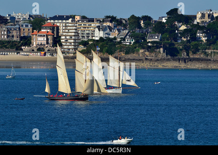 Traditionelle Boote: heutzutage (Bisquine), Cancalaise (Bisquine) vor Dinard, in der Nähe von Saint-Malo (Bretagne, Frankreich). Stockfoto