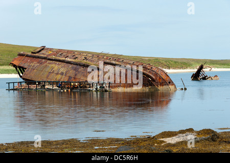 Reste einer Blockship in östliche Weddell Sound neben Churchill Barrier 3 zwischen Blick Holm und Burray, Orkney. Stockfoto