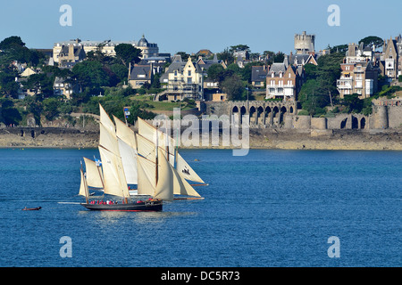 Traditionelle Boote: heutzutage (Bisquine), Cancalaise (Bisquine) vor Dinard, in der Nähe von Saint-Malo (Bretagne, Frankreich). Stockfoto