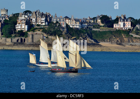 Traditionelle Boote: heutzutage (Bisquine), Cancalaise (Bisquine) vor Dinard, in der Nähe von Saint-Malo (Bretagne, Frankreich). Stockfoto