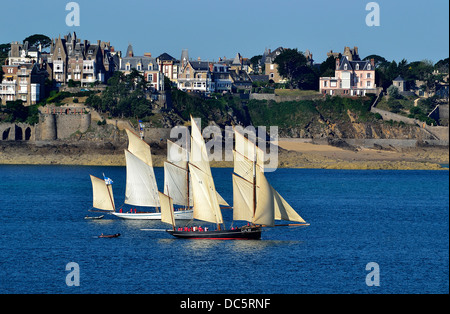 Traditionelle Boote: heutzutage (Bisquine), Cancalaise (Bisquine) vor Dinard, in der Nähe von Saint-Malo (Bretagne, Frankreich). Stockfoto