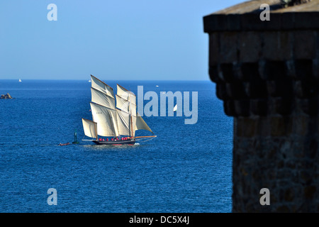 Französischer Lugger (Bisquine: altes Fischerboot) "La Cancalaise" während einer Regatta zwischen St. Malo und Cancale (Bretagne, Frankreich). Stockfoto