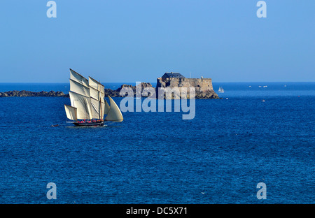 "La Cancalaise" (französischer Lugger: Bisquine, altes Fischerboot aus Cancale) vor La Conchée-Festung. Stockfoto