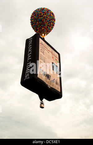 Bristol, UK. 8. August 2013. Ballons im Flug am Abend des ersten Tages des 35. Bristol Balloon Festival. Bildnachweis: David Hammant/Alamy Live-Nachrichten Stockfoto