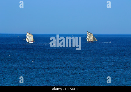 Französische Loggern (Bisquines: altes Fischerboot) "La heutzutage" und "La Cancalaise" während einer Regatta zwischen St. Malo und Cancale Stockfoto