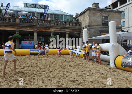 Covent Garden, London, UK. 9. August 2013. Spieler treten in der Doom Bar London Beach Rugby-Turnier im Londoner Covent Garden. Bildnachweis: Matthew Chattle/Alamy Live-Nachrichten Stockfoto