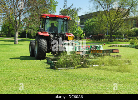 Traktor Rasenmähen in einem öffentlichen park Stockfoto