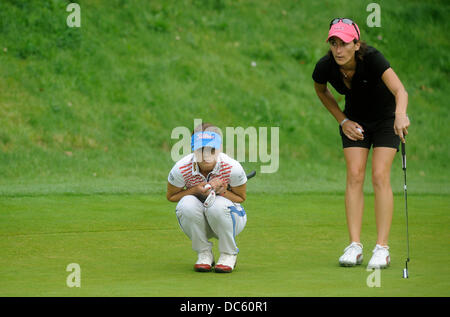 Dysina, in der Nähe von Pilsen, Tschechische Republik. 9. August 2013. Klara Spilkova (links, CZE) und Anne-Lise kaudalen (FRA), Pilsen Golf Masters 2013 Turnier in Dysina, in der Nähe von Pilsen, Tschechische Republik, Freitag, 9. August 2013. Tschechische Republik richtet ein Turnier der besten Europäischen Berufswettbewerb Ladies European Tour. (CTK Foto/Petr Eret) Bildnachweis: CTK/Alamy Live-Nachrichten Stockfoto