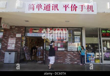 8. August 2013 - Los Angeles, Kalifornien, USA - ist ein Schaufenster in Garfield Lincoln Plaza am Donnerstag gesehen. Vor was ein Ratsmitglied berufen einen '' Wirbelwind von Wut und Verwirrung,'' der Monterey Park Stadtrat einstimmig um handeln auf eine Code-Änderung zu verzögern, die kommerziellen Schaufenster Schilder anzuzeigenden zumindest einige '' modernes Latein '' Schriftzug erfordert hätten. Der alte Code, der englische Buchstaben oder Sprache auf Schaufenster Schilder benötigt, wurde Anfang dieses Jahres in eine allgemeine Überarbeitung der Alterung Gesetze entfernt, wegen der Befürchtung, dass es verfassungswidrig sein könnte. (Kredit-Bild: © Ringo Chiu/ZU Stockfoto